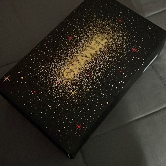 it is an authentic chanel cosmetic it has no products it is just the bag - Picture 2 of 5